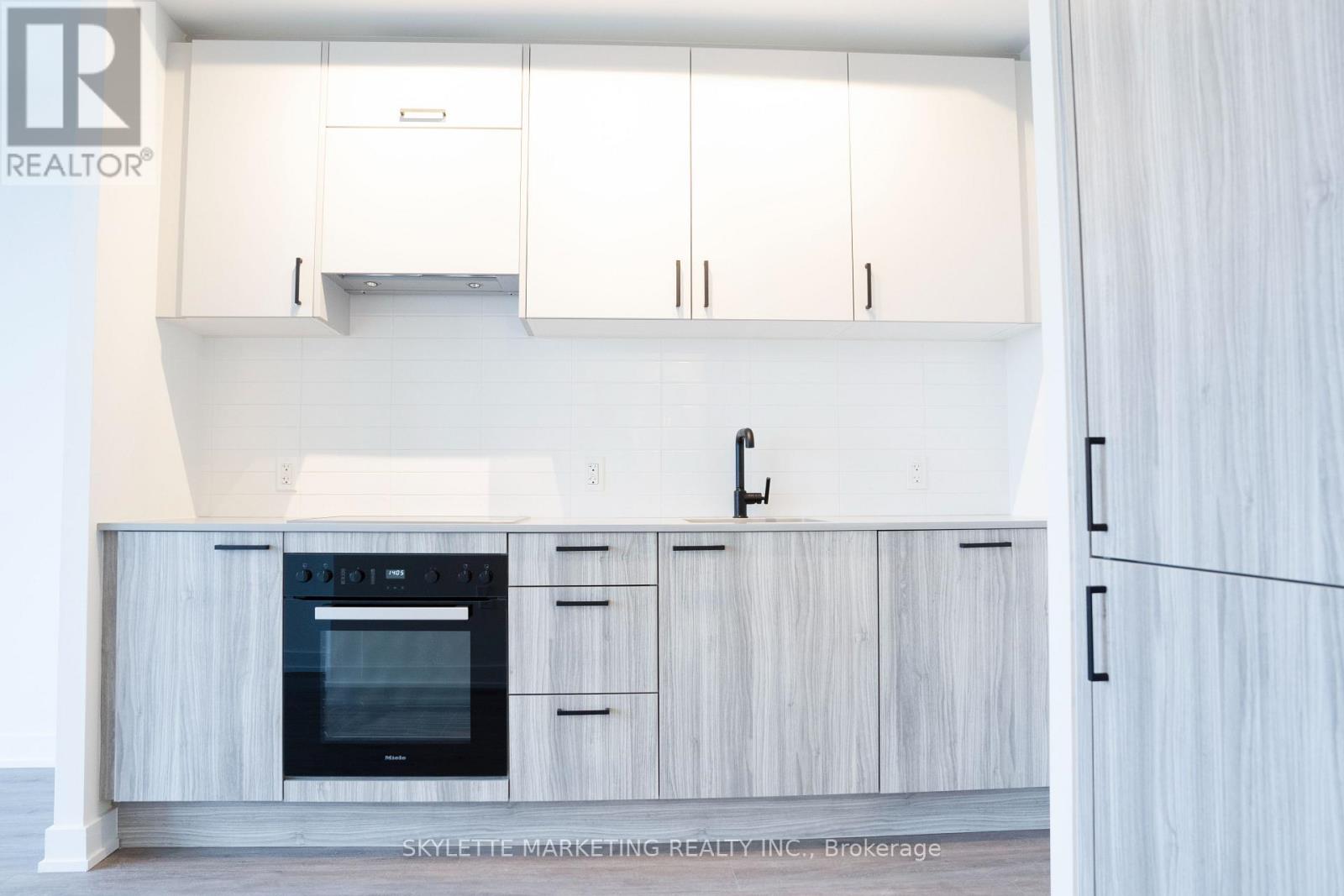 1518 - 1 Quarrington Lane, Toronto, Ontario  M3C 0S4 - Photo 2 - C12660258