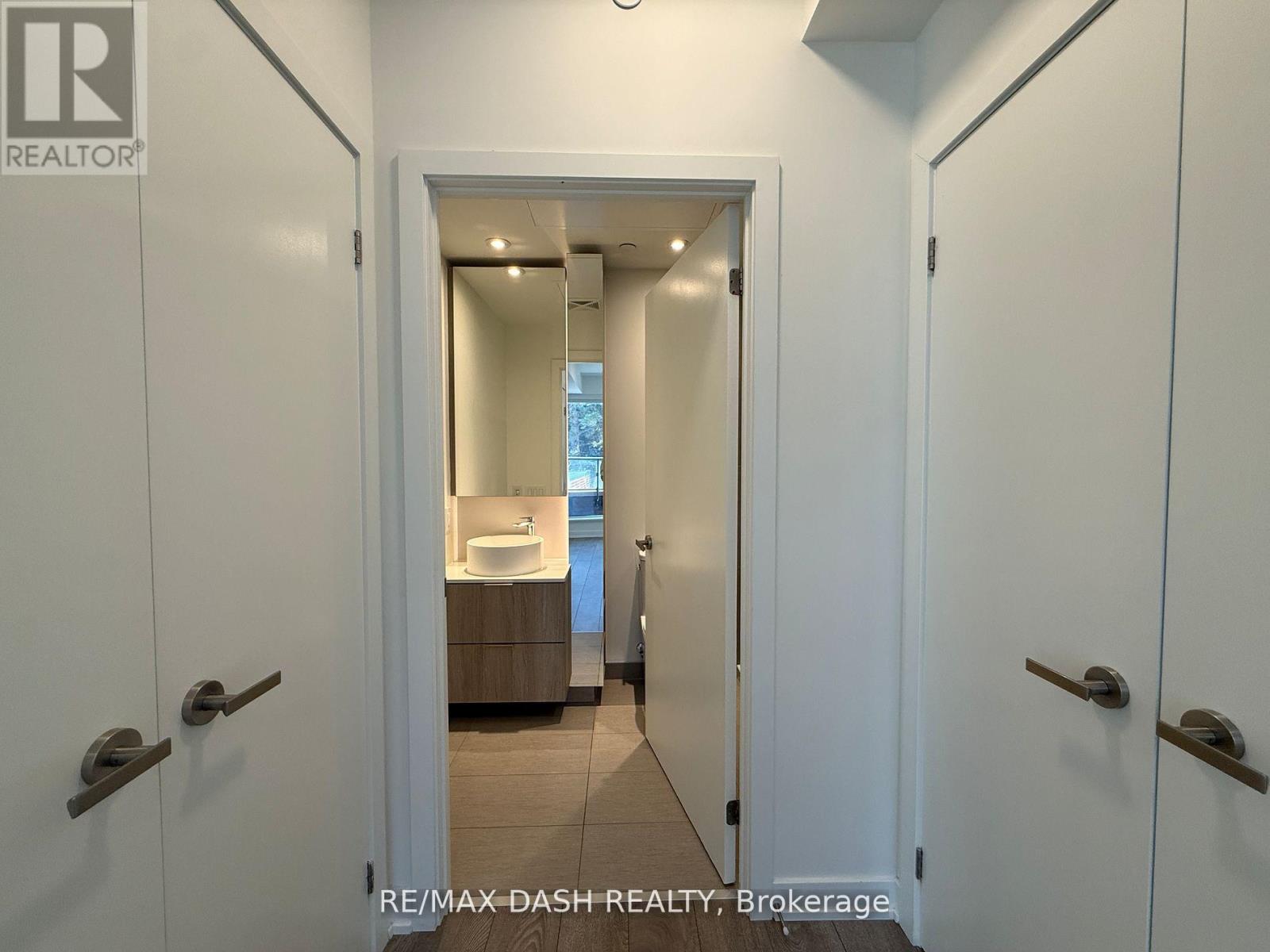 215 - 28 Ann Street, Mississauga, Ontario  M3C 0H5 - Photo 10 - W12660240