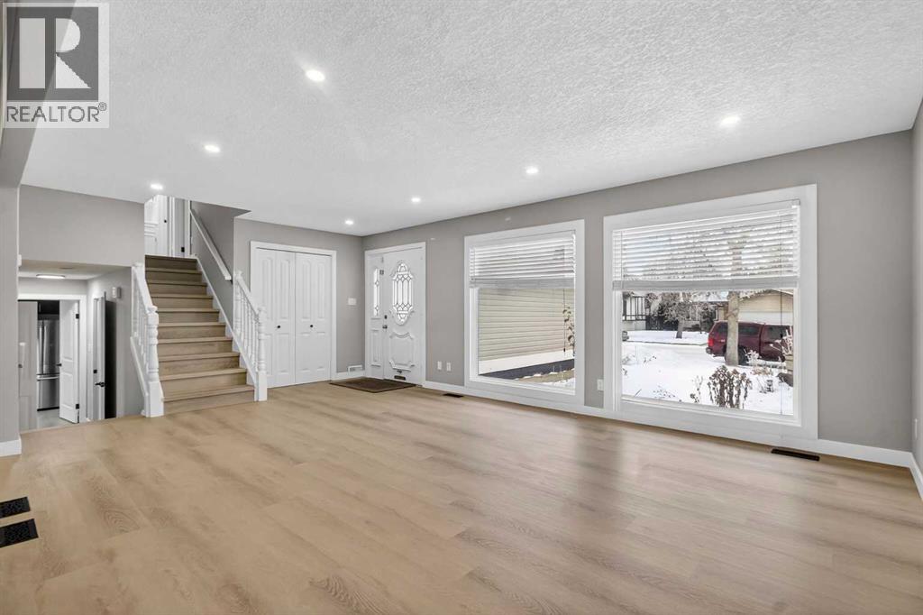 415 Templeton Road Ne, Calgary, Alberta  T1Y 4L8 - Photo 3 - A2276997