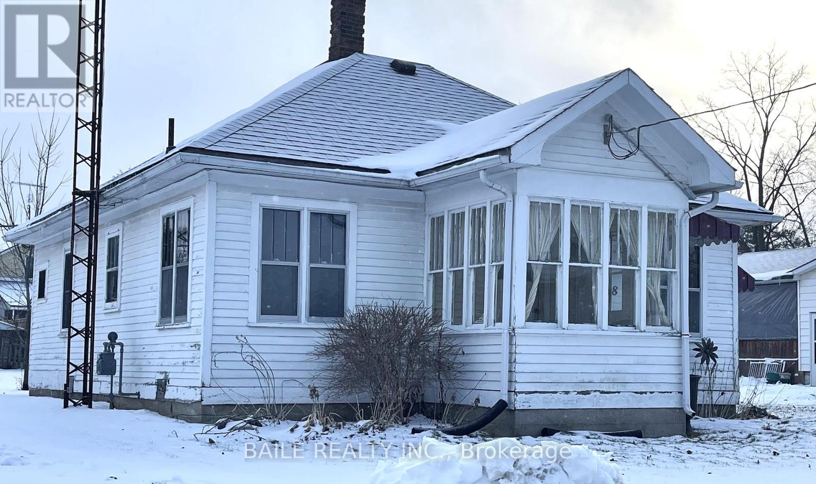 528 St Clair Street, Warwick (Watford), Ontario  N0M 2S0 - Photo 1 - X12660342