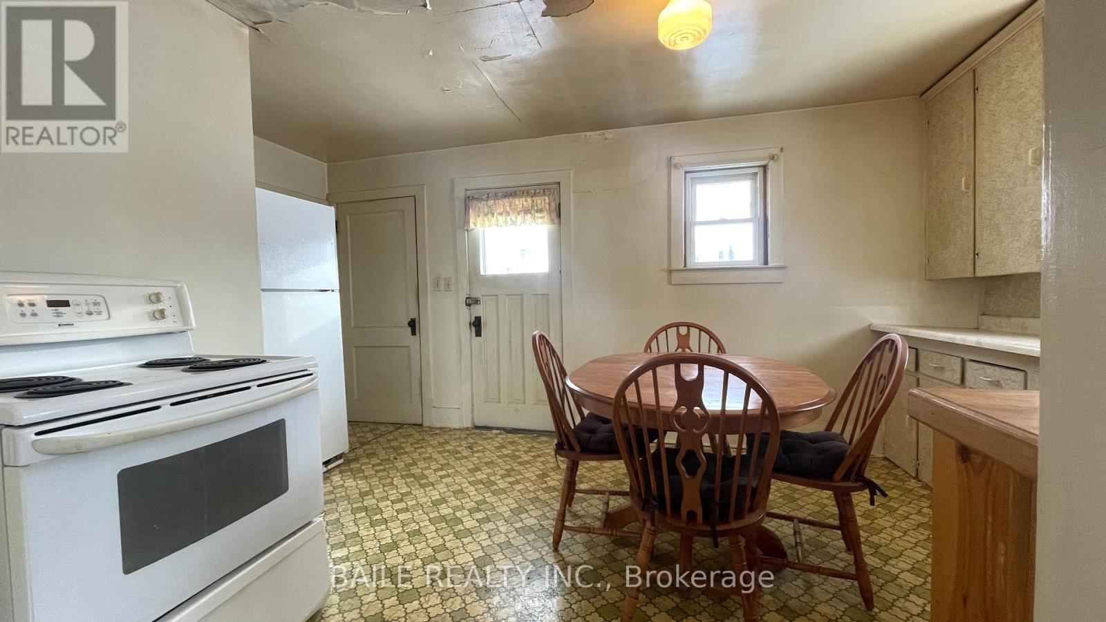 528 St Clair Street, Warwick (Watford), Ontario  N0M 2S0 - Photo 10 - X12660342