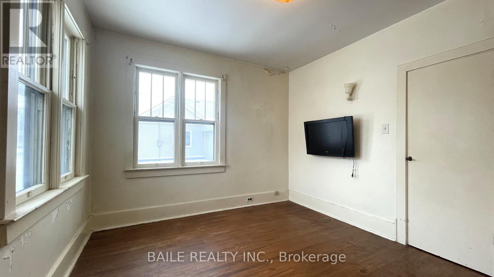 528 St Clair Street, Warwick (Watford), Ontario  N0M 2S0 - Photo 11 - X12660342