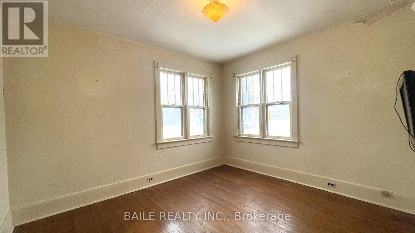 528 St Clair Street, Warwick (Watford), Ontario  N0M 2S0 - Photo 12 - X12660342