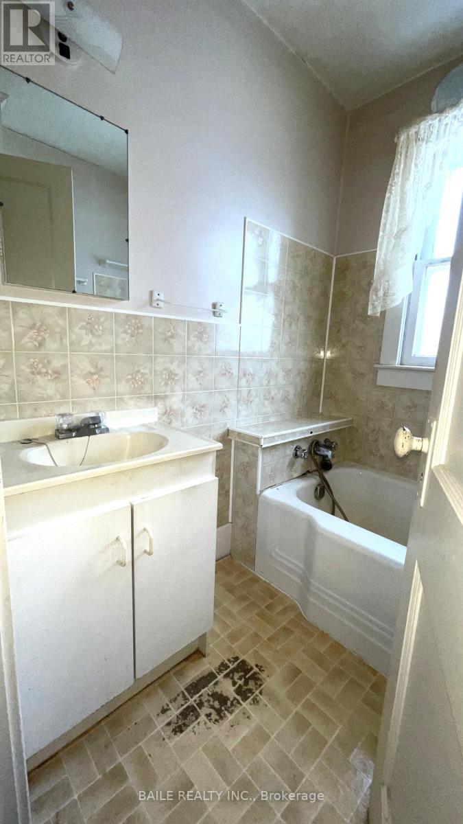 528 St Clair Street, Warwick (Watford), Ontario  N0M 2S0 - Photo 15 - X12660342