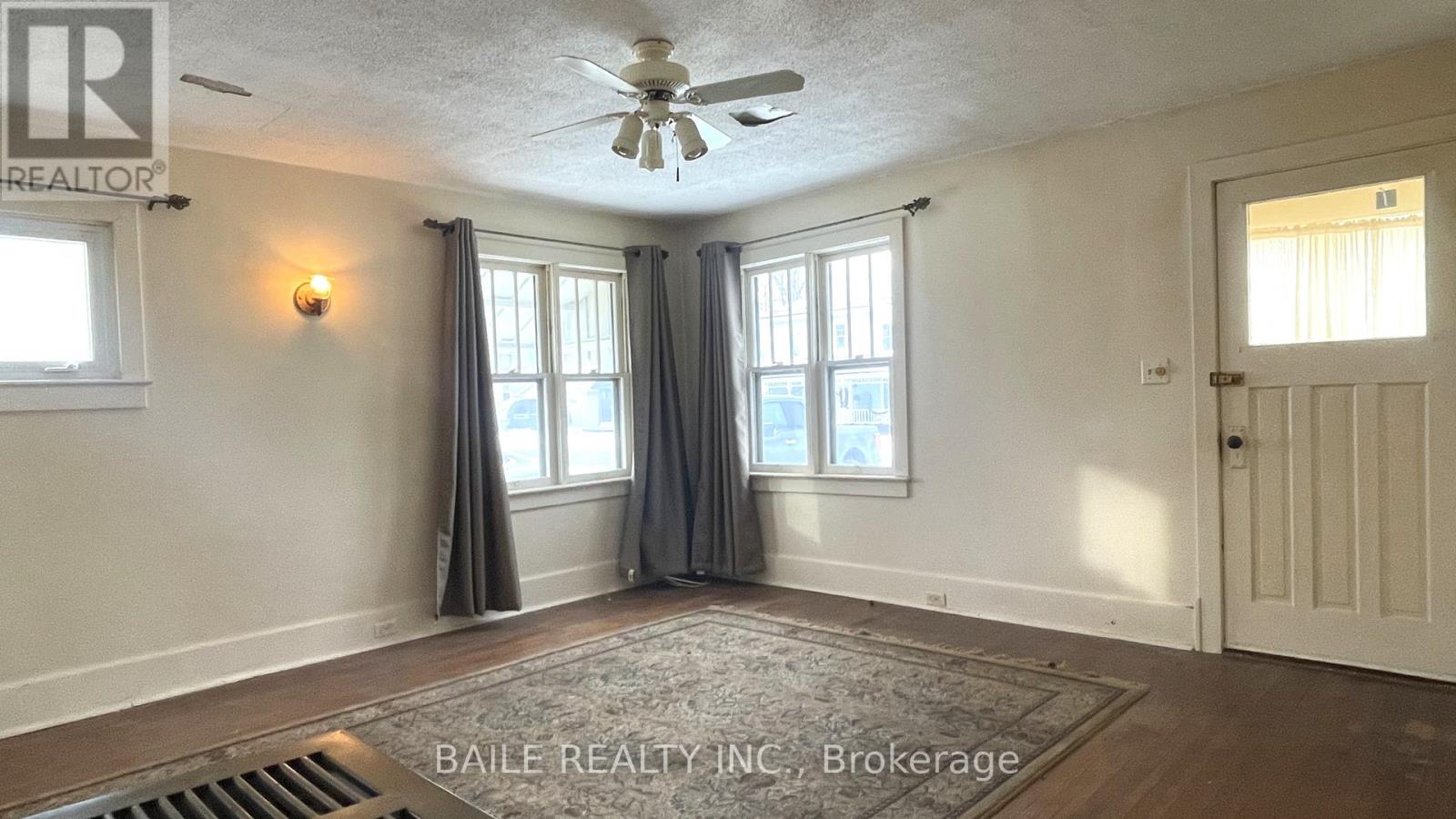 528 St Clair Street, Warwick (Watford), Ontario  N0M 2S0 - Photo 5 - X12660342