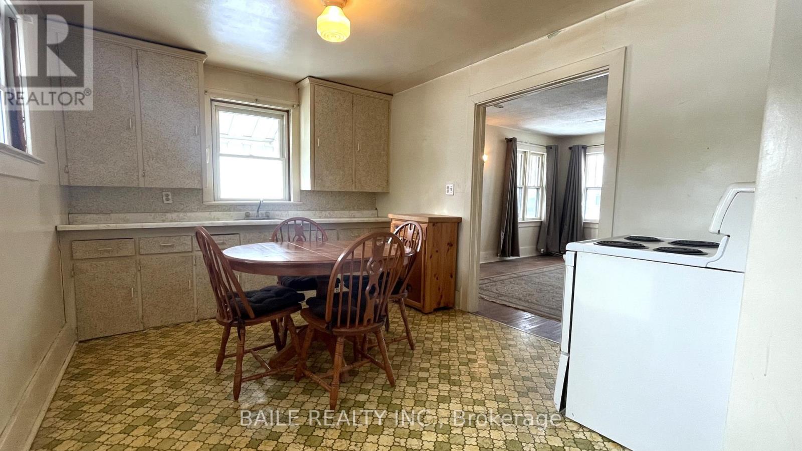 528 St Clair Street, Warwick (Watford), Ontario  N0M 2S0 - Photo 7 - X12660342