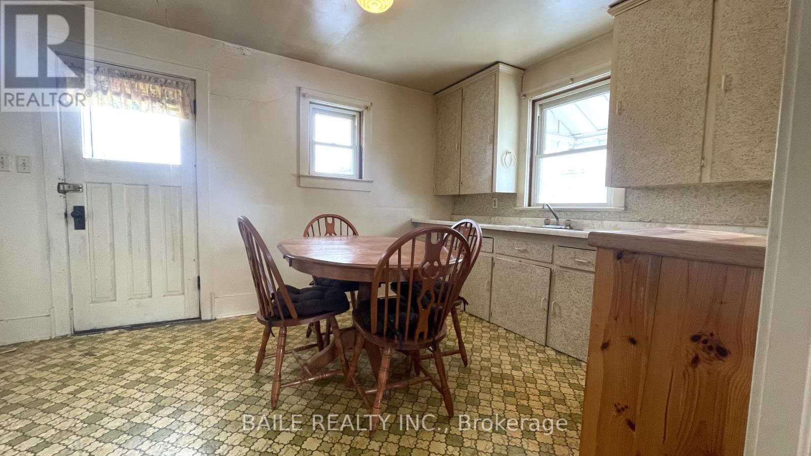 528 St Clair Street, Warwick (Watford), Ontario  N0M 2S0 - Photo 8 - X12660342