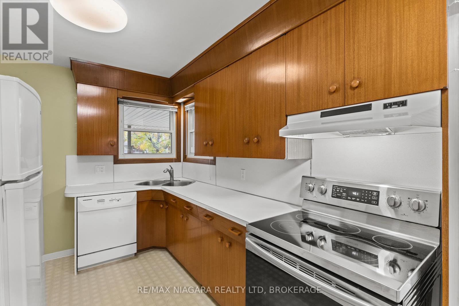 50 Royal Manor Drive, St. Catharines (Carlton/bunting), Ontario  L2M 4L6 - Photo 10 - X12660324