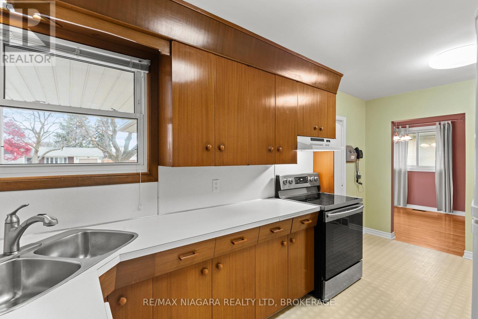 50 Royal Manor Drive, St. Catharines (Carlton/bunting), Ontario  L2M 4L6 - Photo 11 - X12660324