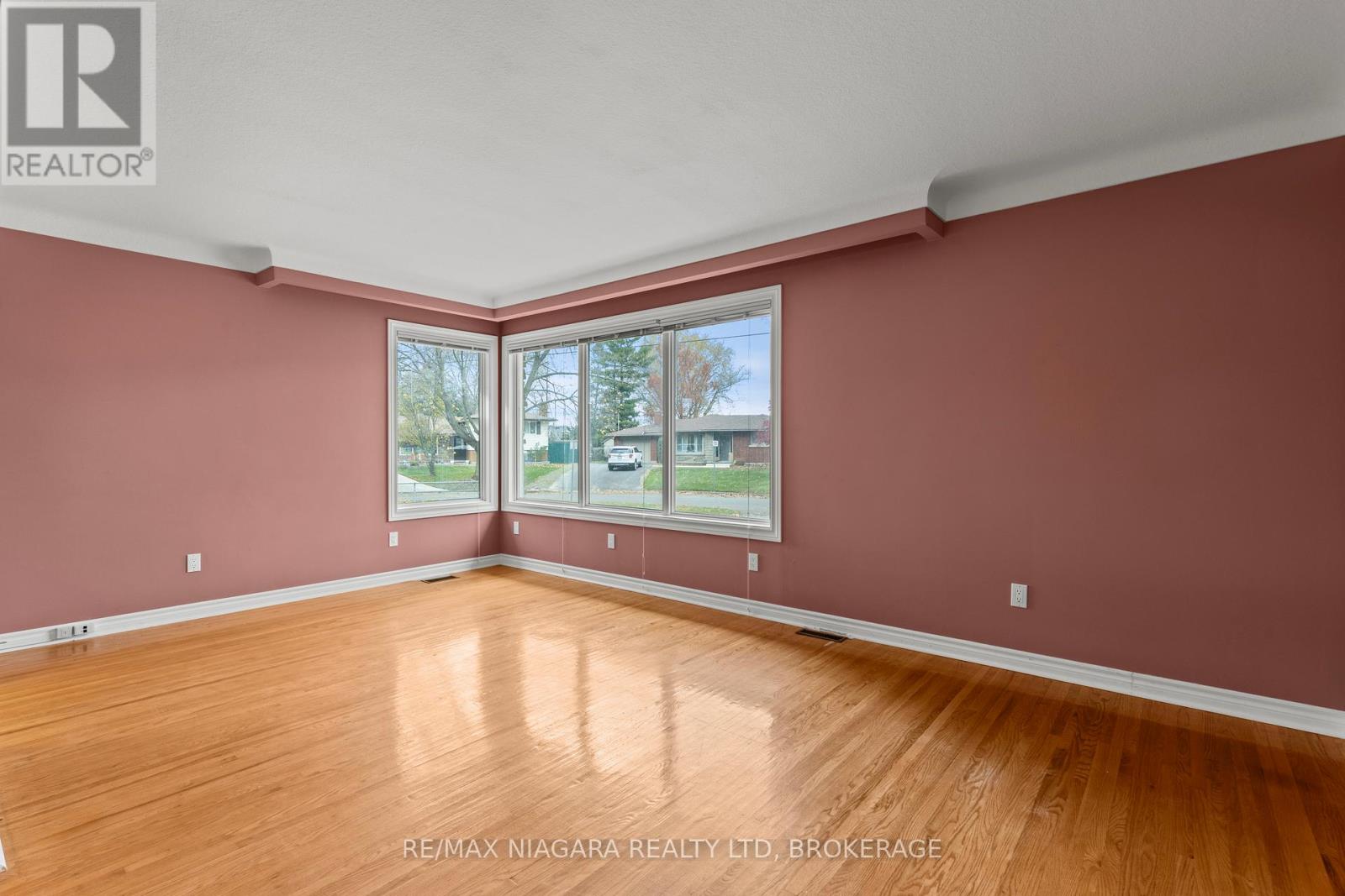 50 Royal Manor Drive, St. Catharines (Carlton/bunting), Ontario  L2M 4L6 - Photo 7 - X12660324