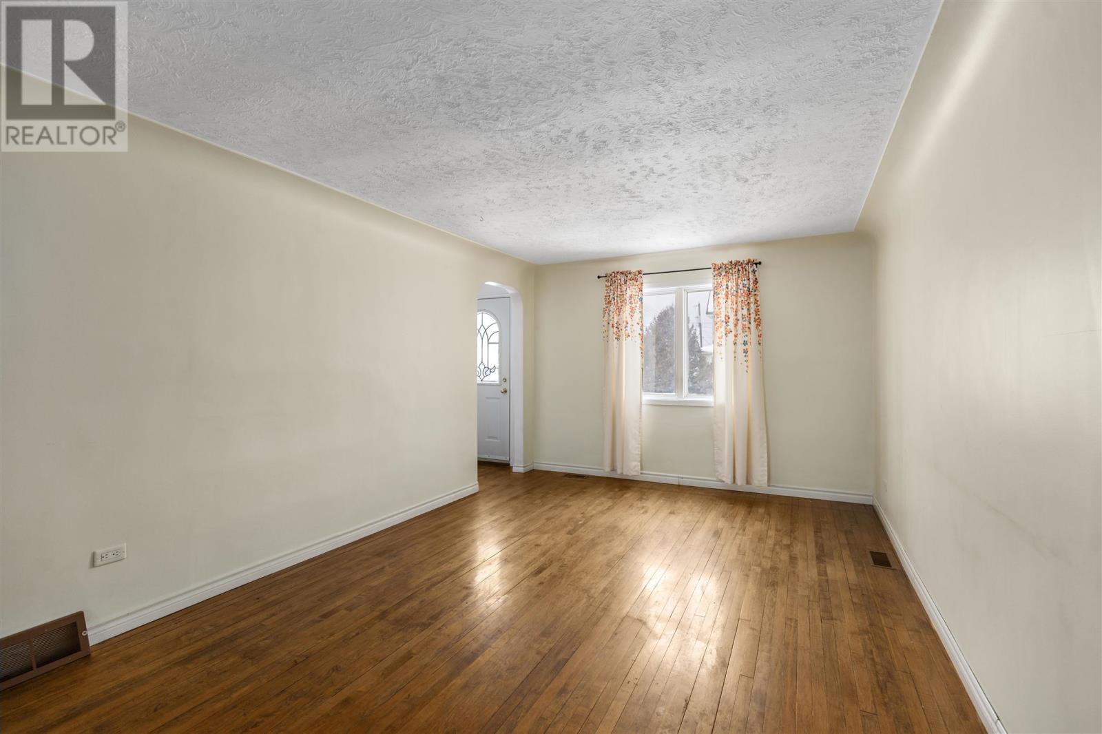 129 Wallace Ter, Sault Ste. Marie, Ontario  P6C 1K2 - Photo 6 - SM253504