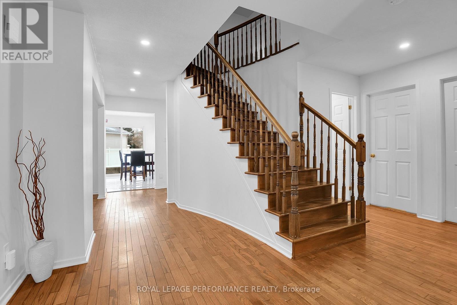 1646 Sunview Drive, Ottawa, Ontario  K1C 5C5 - Photo 4 - X12660366