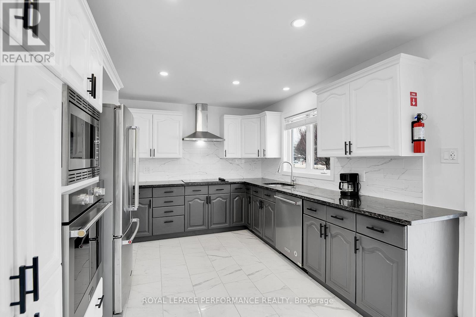 1646 Sunview Drive, Ottawa, Ontario  K1C 5C5 - Photo 8 - X12660366