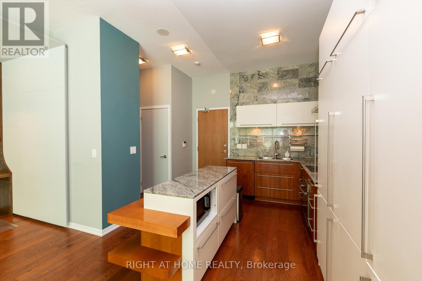 102 - 219 Fort York Boulevard, Toronto, Ontario  M5V 1B1 - Photo 4 - C12660370