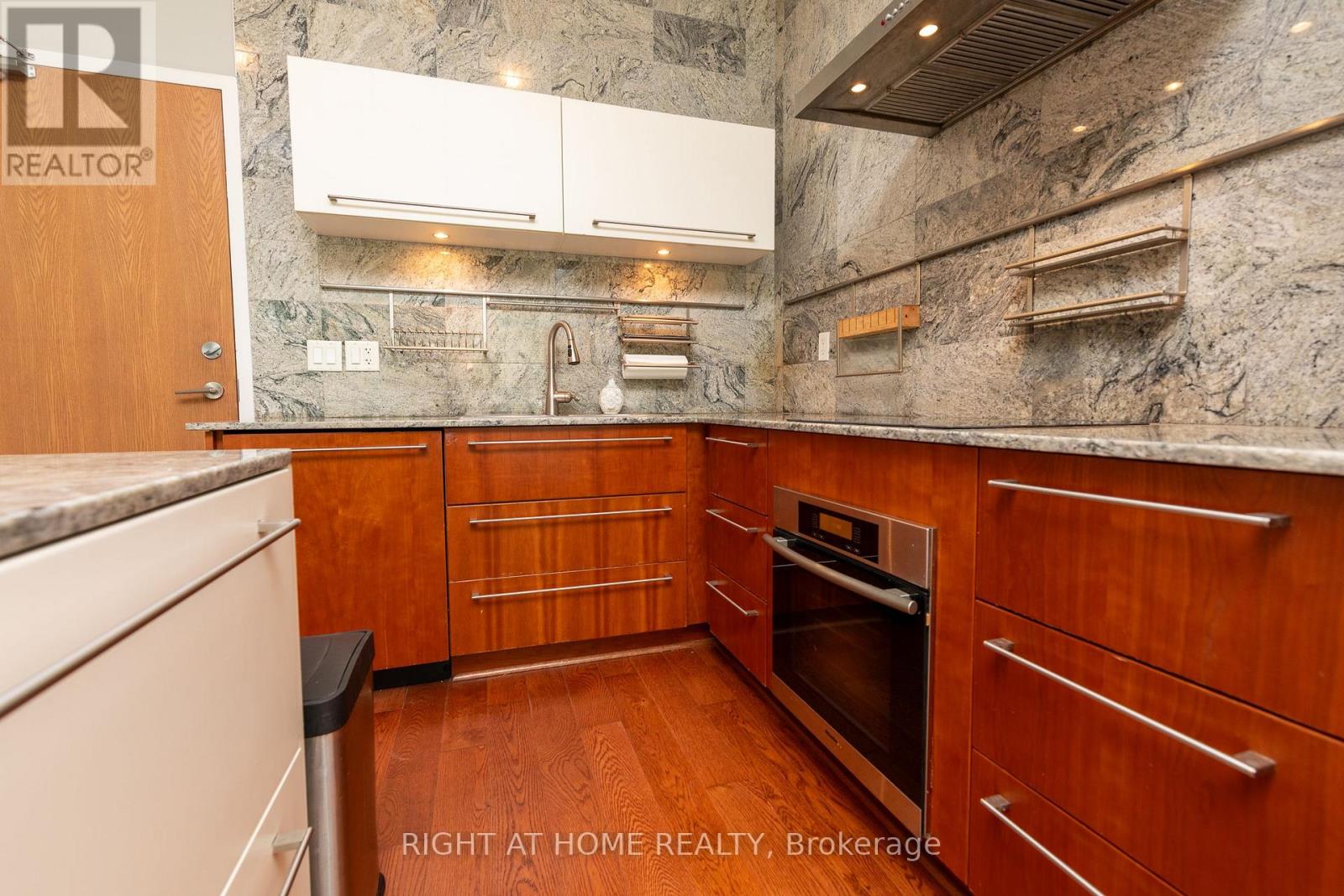 102 - 219 Fort York Boulevard, Toronto, Ontario  M5V 1B1 - Photo 8 - C12660370