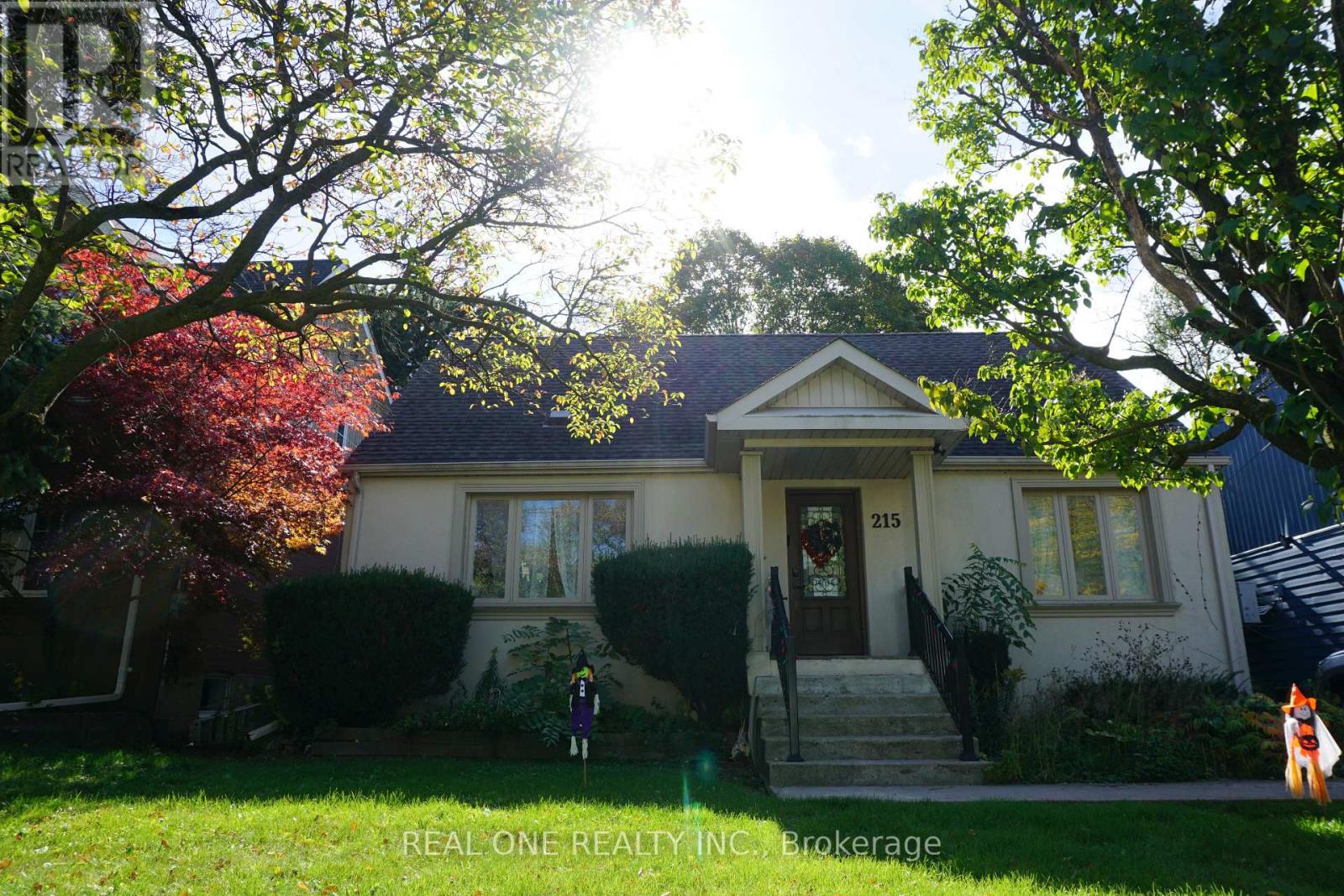 <div class="slider-price">$1,300 Monthly</div><p>Basement - 215 Poyntz Avenue, Toronto, Ontario</p>