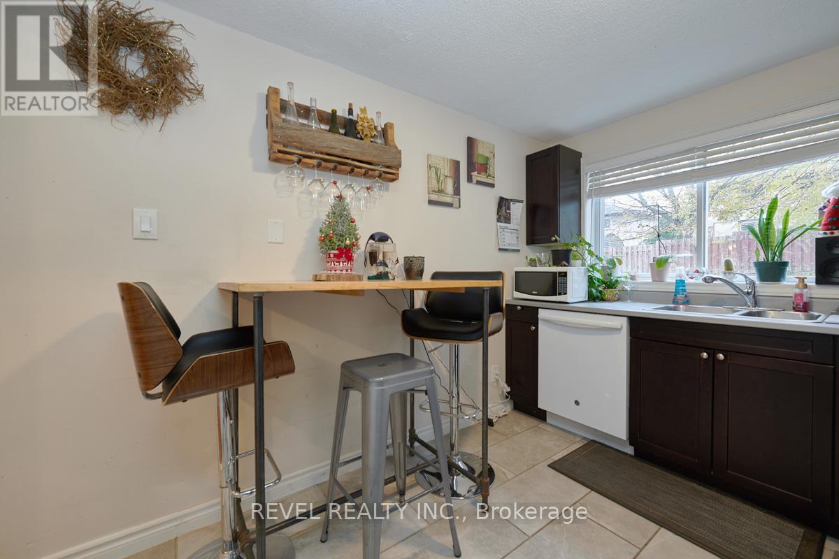 Upper - 88 Fox Run, Barrie, Ontario  L4N 5A8 - Photo 4 - S12660450