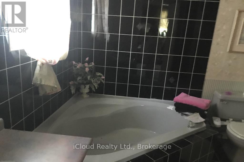 Main & 2nd Flr - 5506 Woodchase Crescent, Mississauga, Ontario  L4Z 3T9 - Photo 13 - W12660376