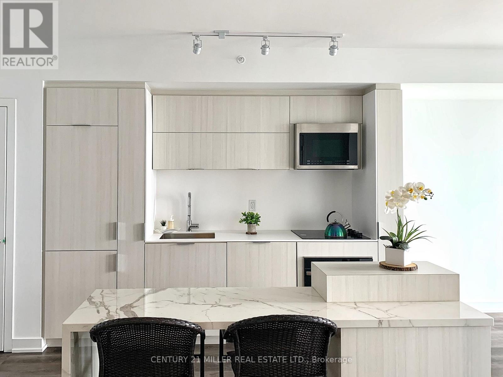 806 - 370 Martha Street, Burlington, Ontario  L7R 0G9 - Photo 2 - W12660384