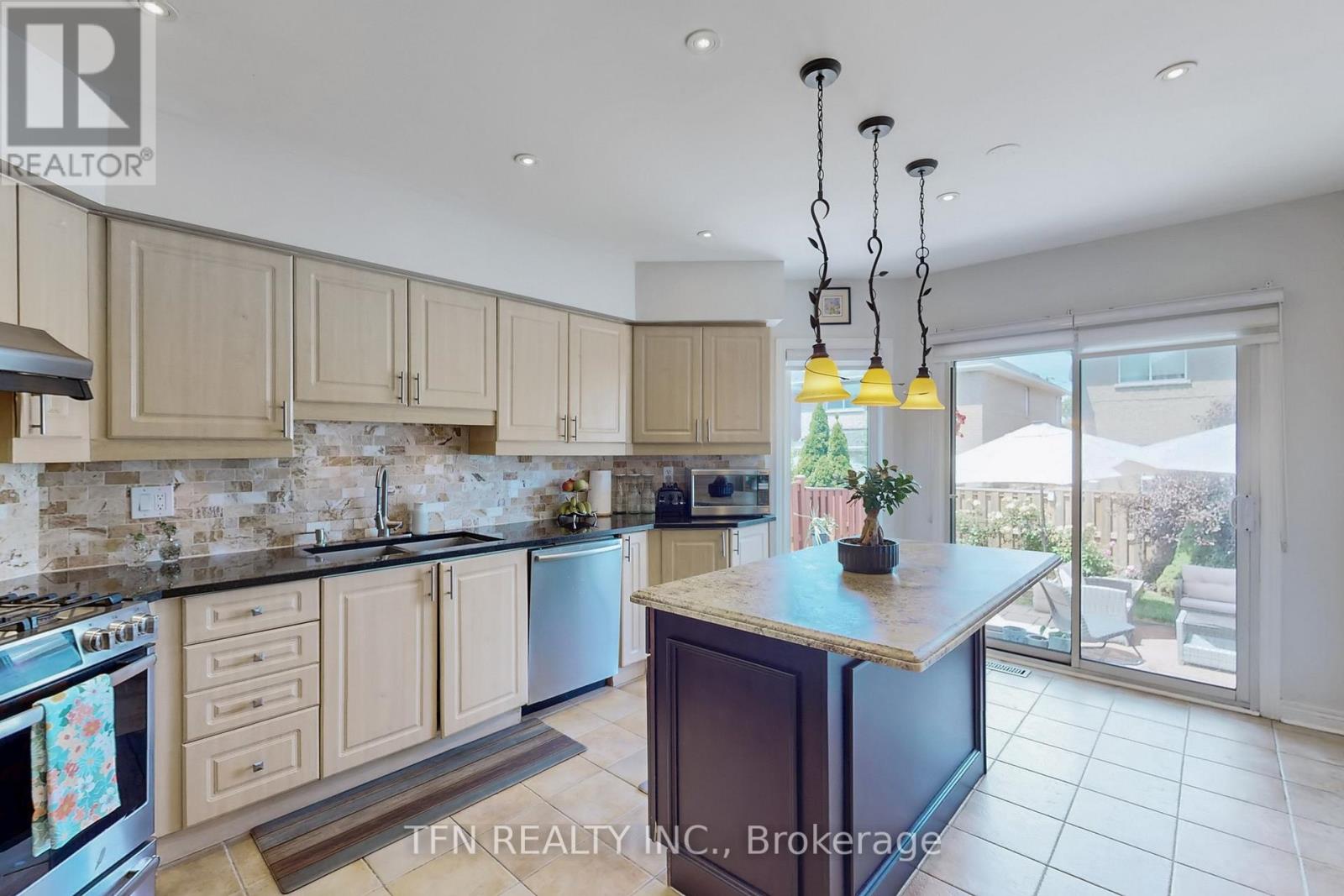 851 Clemens Crescent, Mississauga, Ontario  L5V 2S8 - Photo 11 - W12660438