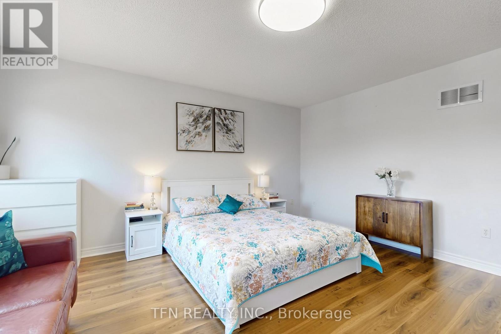 851 Clemens Crescent, Mississauga, Ontario  L5V 2S8 - Photo 14 - W12660438