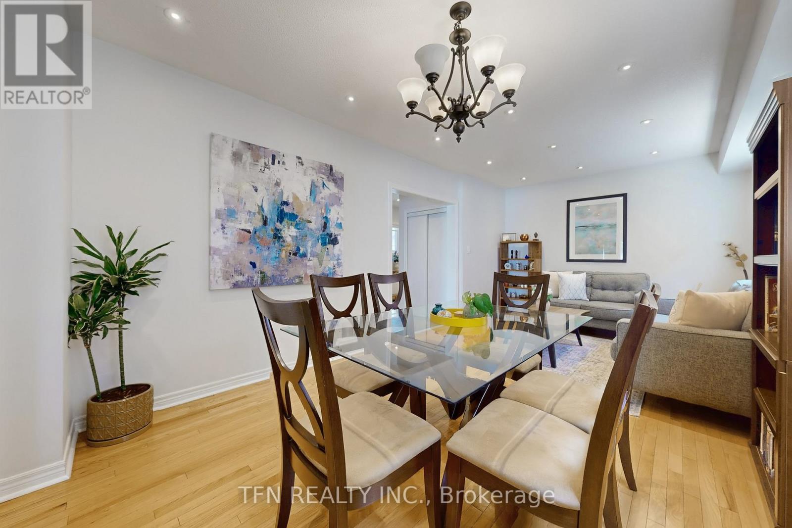 851 Clemens Crescent, Mississauga, Ontario  L5V 2S8 - Photo 3 - W12660438