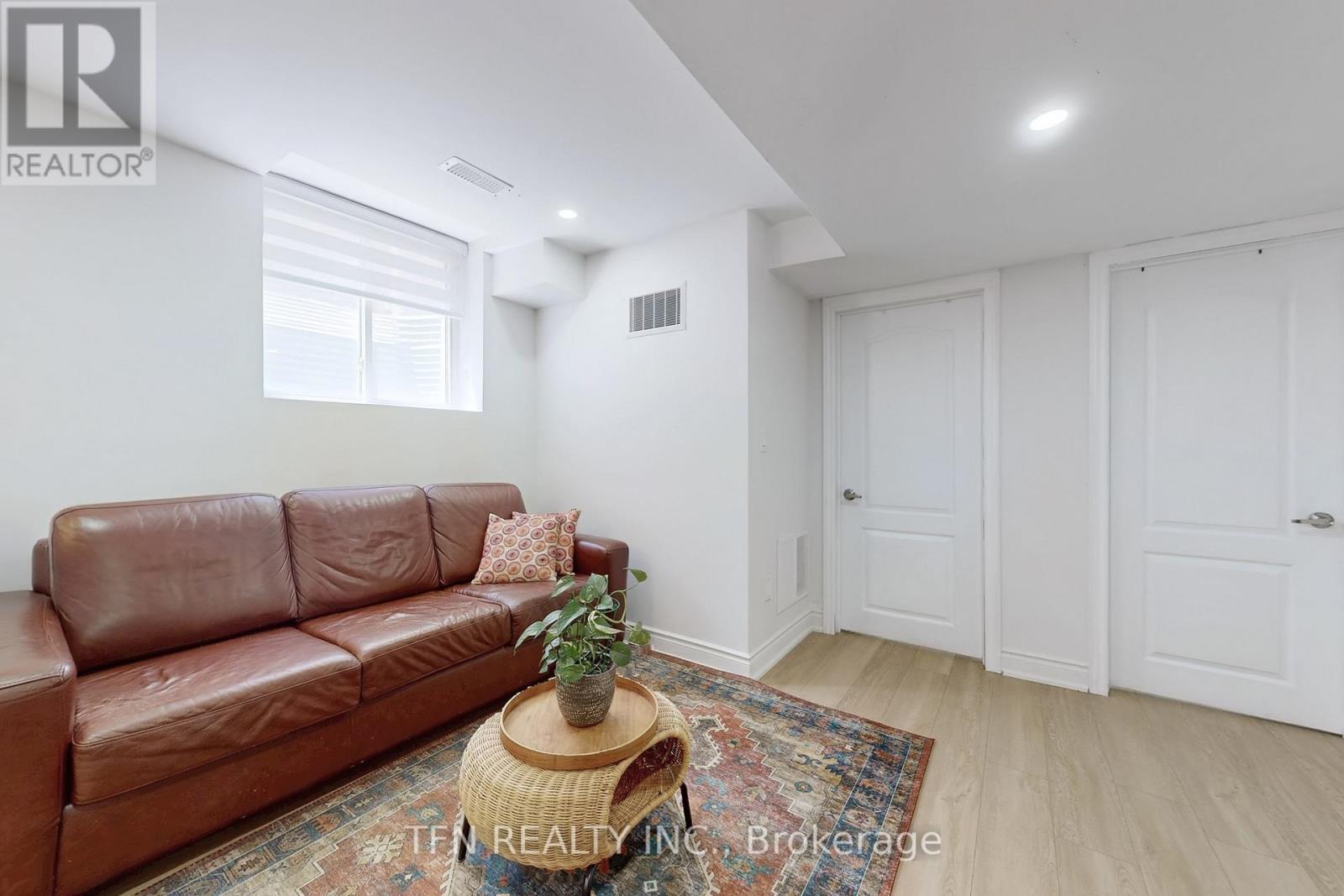 851 Clemens Crescent, Mississauga, Ontario  L5V 2S8 - Photo 32 - W12660438