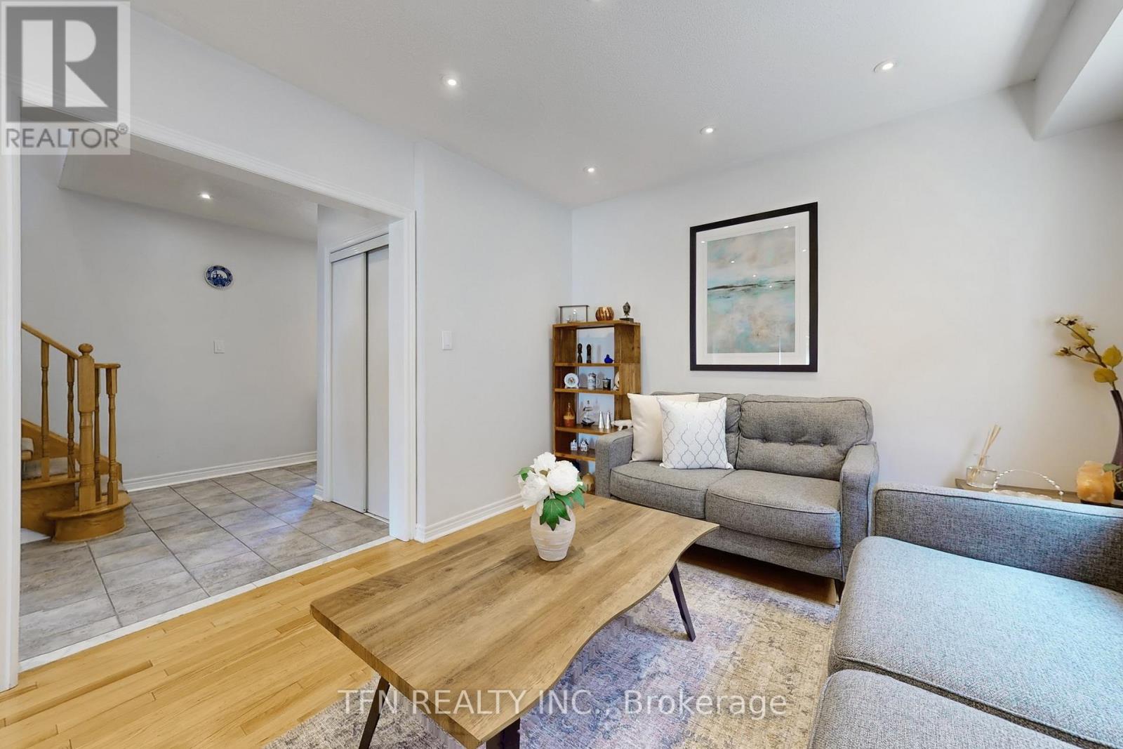 851 Clemens Crescent, Mississauga, Ontario  L5V 2S8 - Photo 6 - W12660438