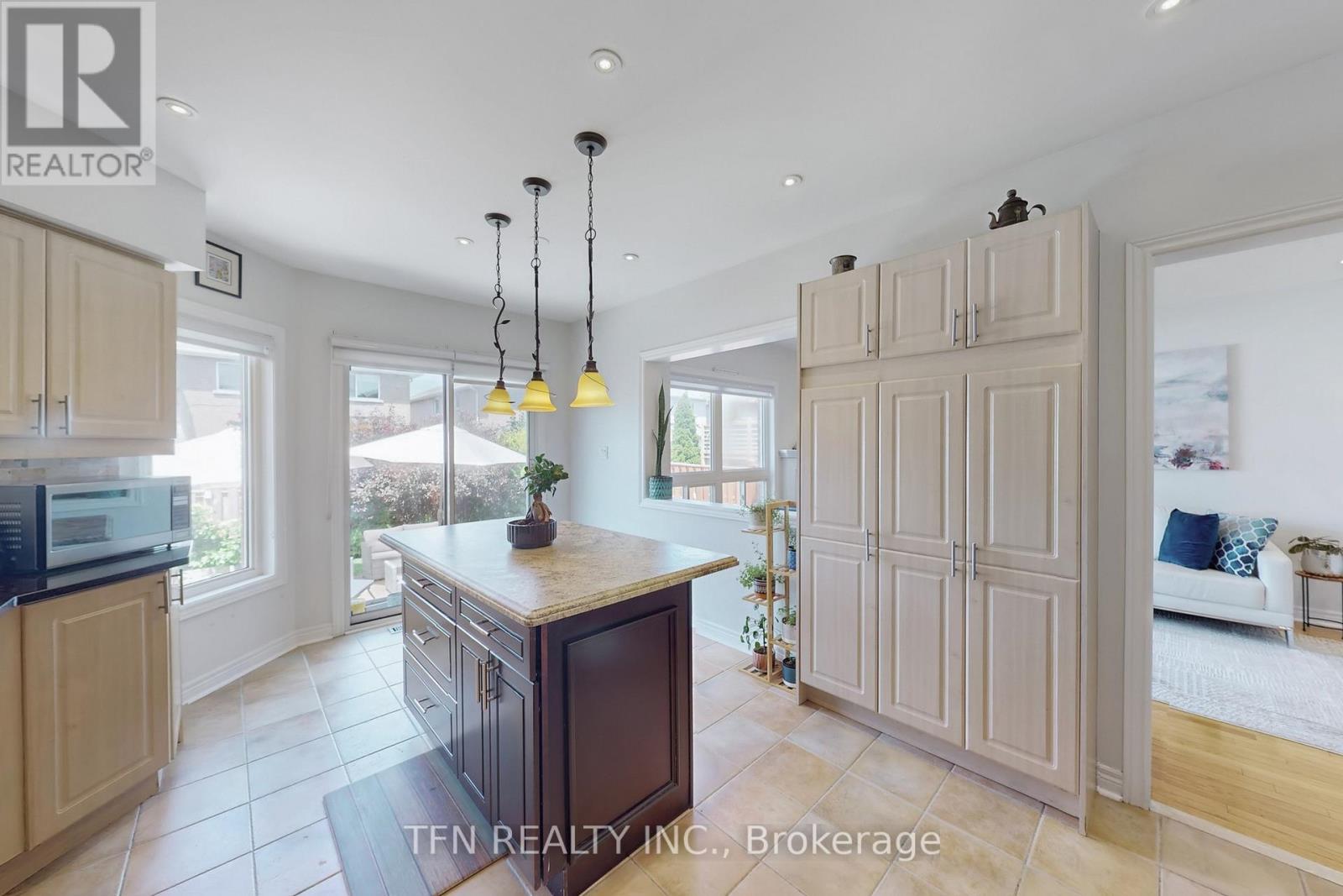 851 Clemens Crescent, Mississauga, Ontario  L5V 2S8 - Photo 7 - W12660438