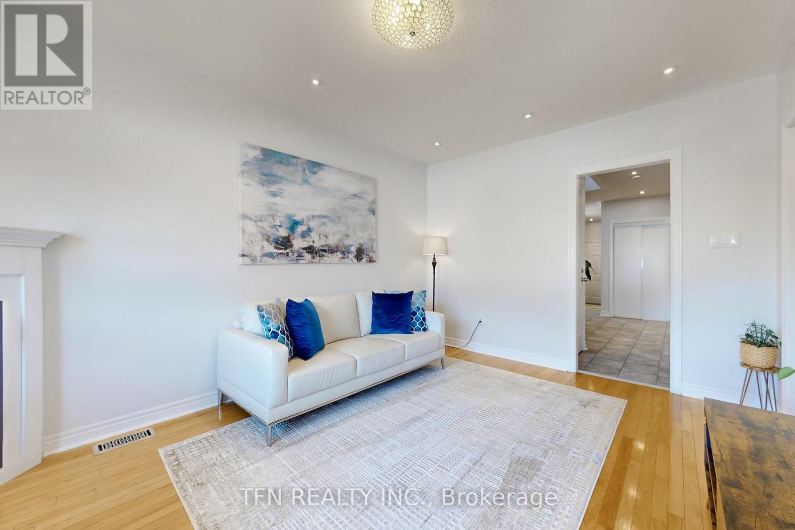 851 Clemens Crescent, Mississauga, Ontario  L5V 2S8 - Photo 8 - W12660438