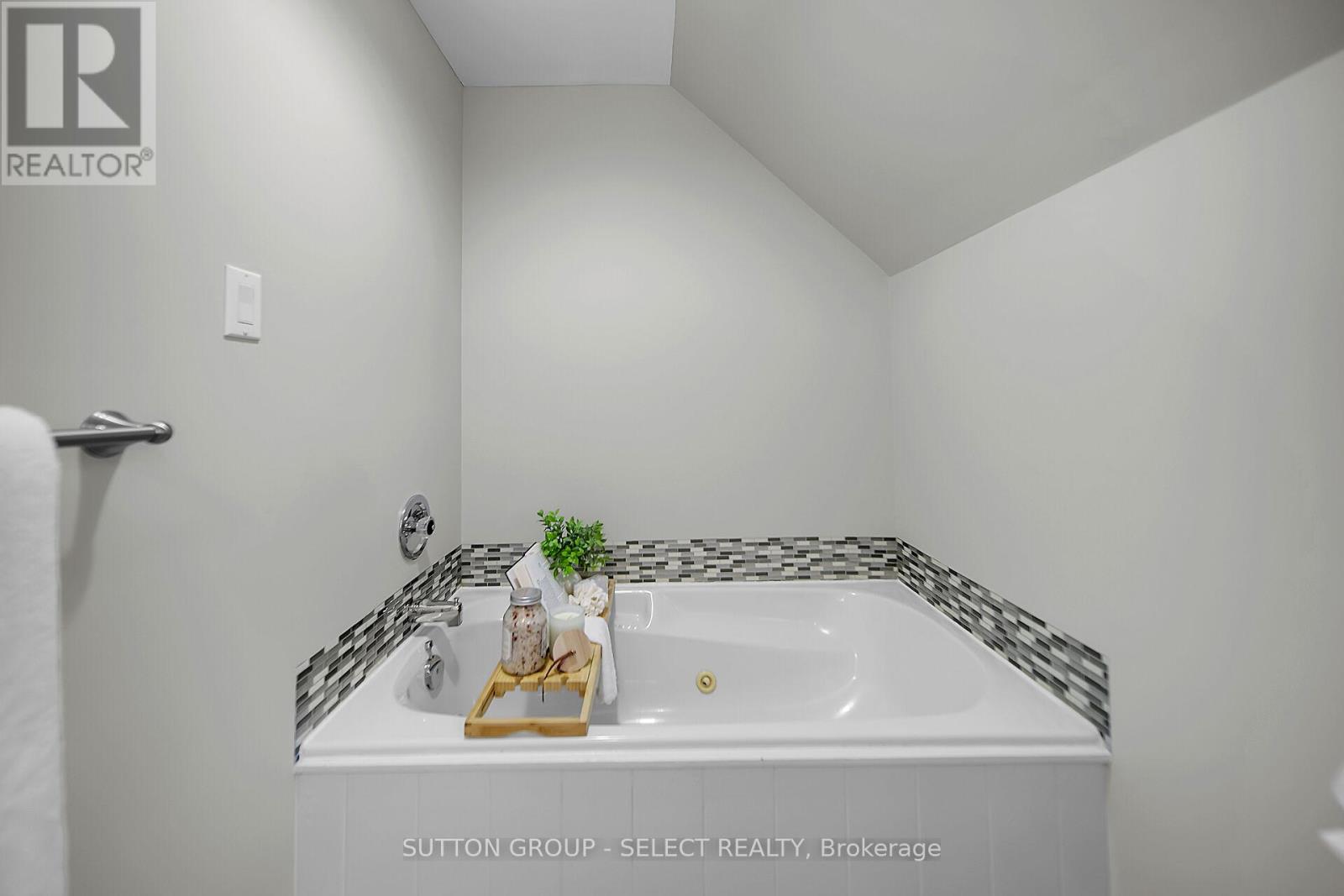 2617 Queens Street, Strathroy-Caradoc (Mount Brydges), Ontario  N0L 1W0 - Photo 32 - X12660546