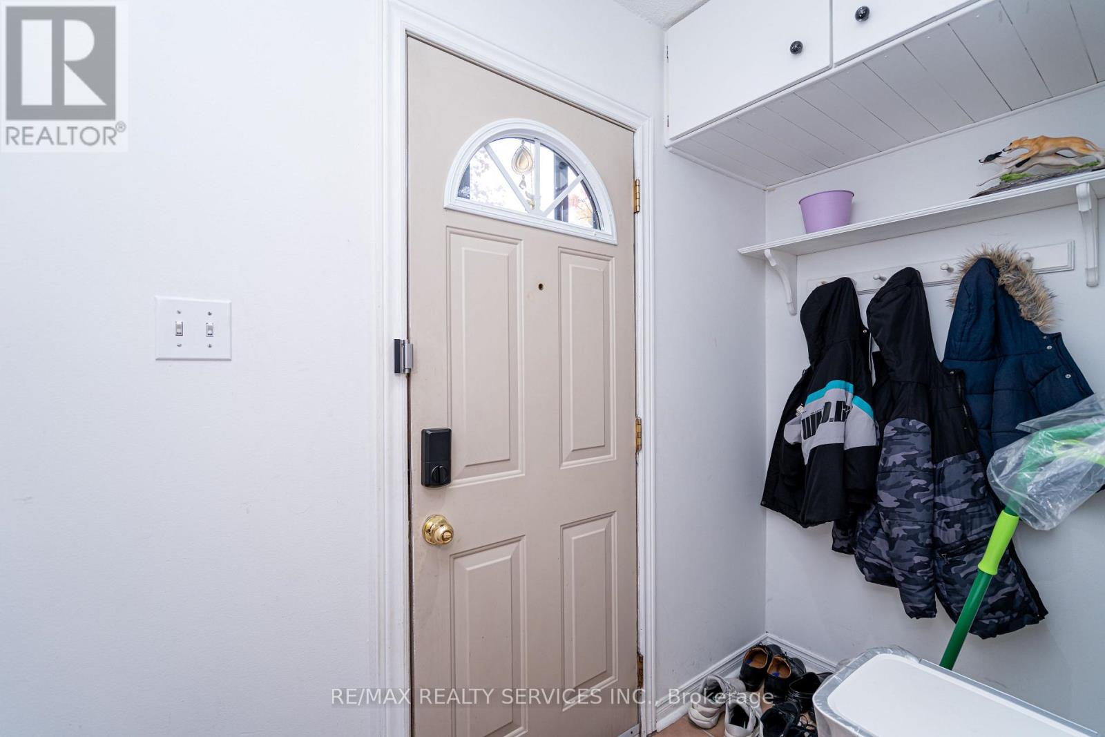 59 Guildford Crescent, Brampton, Ontario  L6S 3K2 - Photo 7 - W12660478
