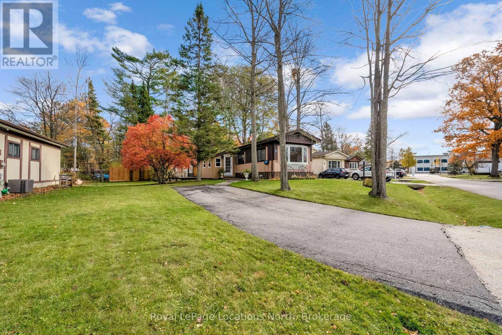 52 Georgian Glen Drive, Wasaga Beach, Ontario  L9Z 1K7 - Photo 3 - S12564136