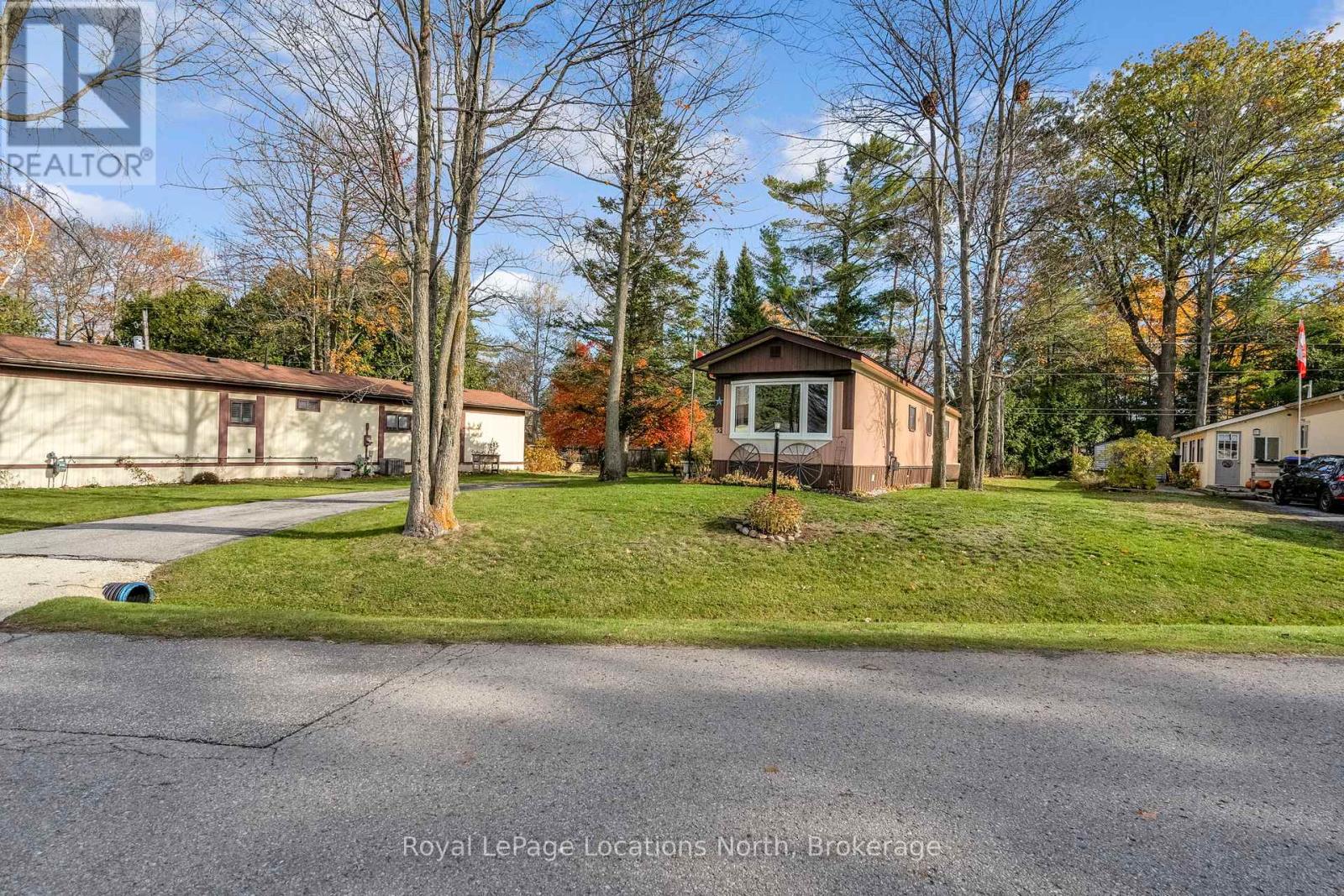 52 Georgian Glen Drive, Wasaga Beach, Ontario  L9Z 1K7 - Photo 2 - S12564136