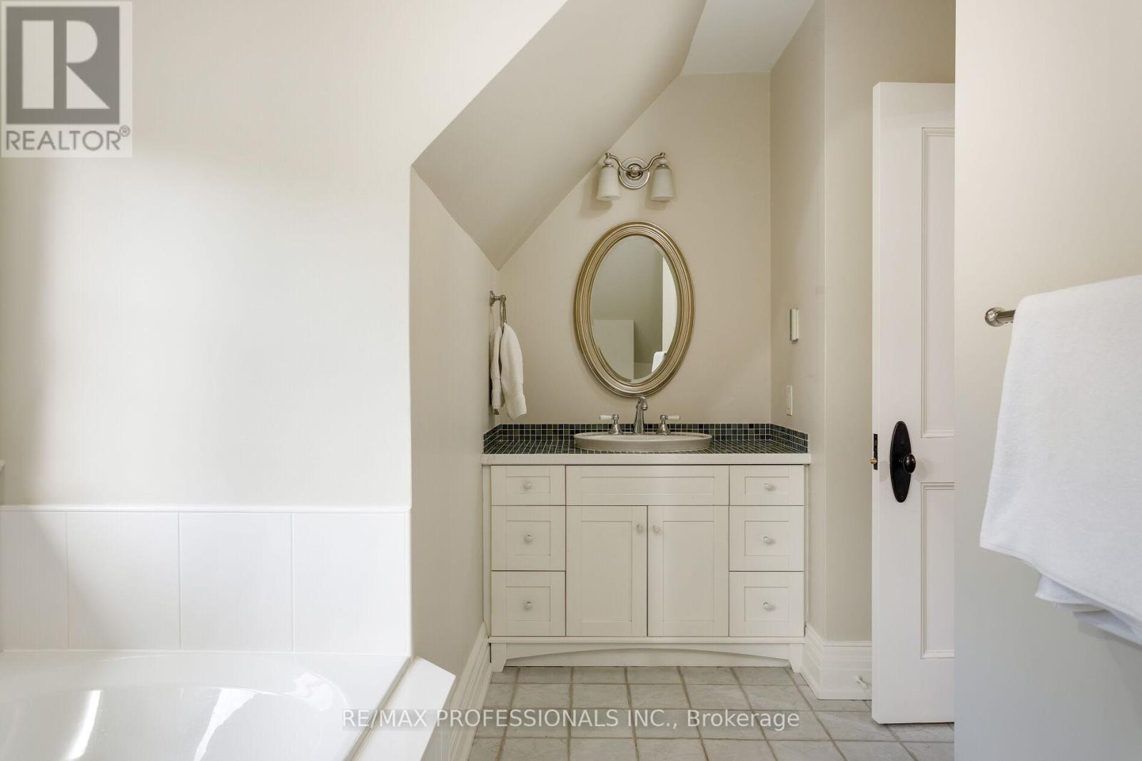 43 The Kingsway, Toronto, Ontario  M8X 2S9 - Photo 45 - W12476896