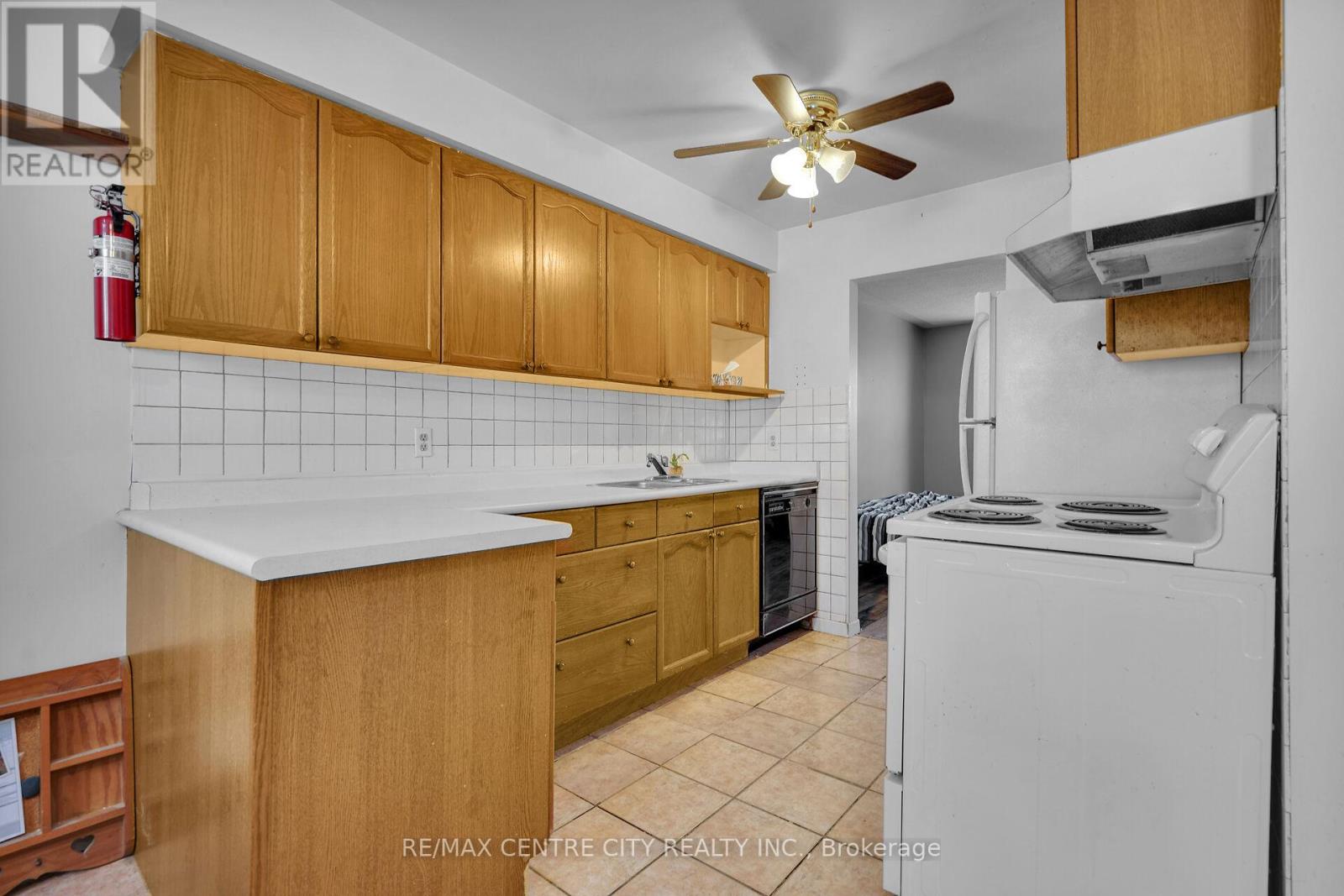 55 Mohegan Crescent, London East (East D), Ontario  N5V 2X7 - Photo 7 - X12660816