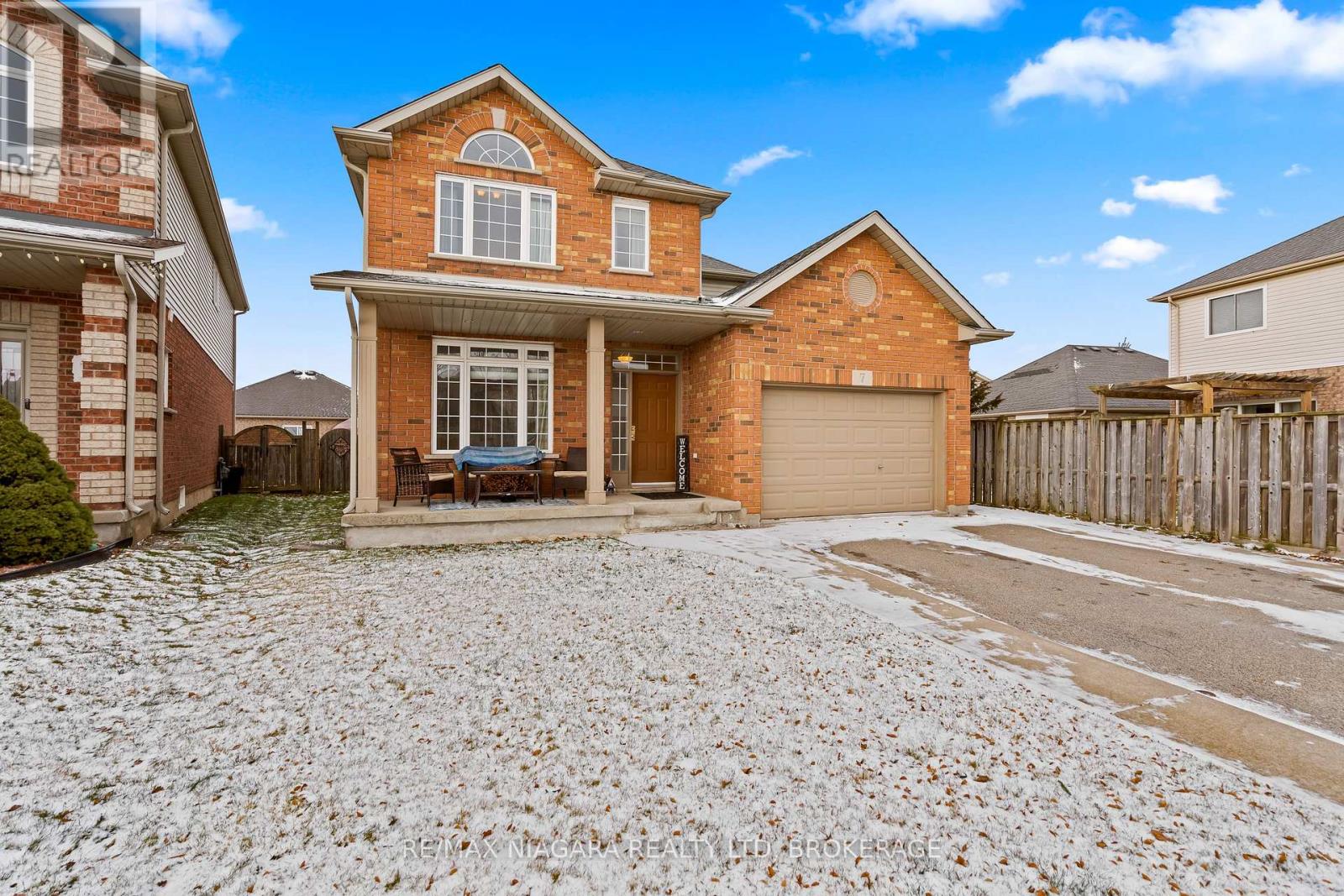 7 Honey Locust Circle, Thorold, Ontario  L2V 5E3 - Photo 3 - X12660802