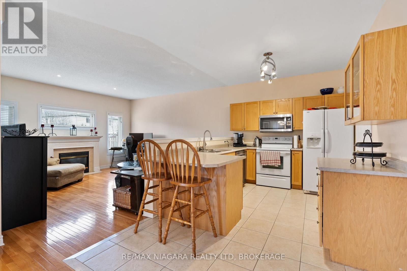 7 Honey Locust Circle, Thorold, Ontario  L2V 5E3 - Photo 7 - X12660802
