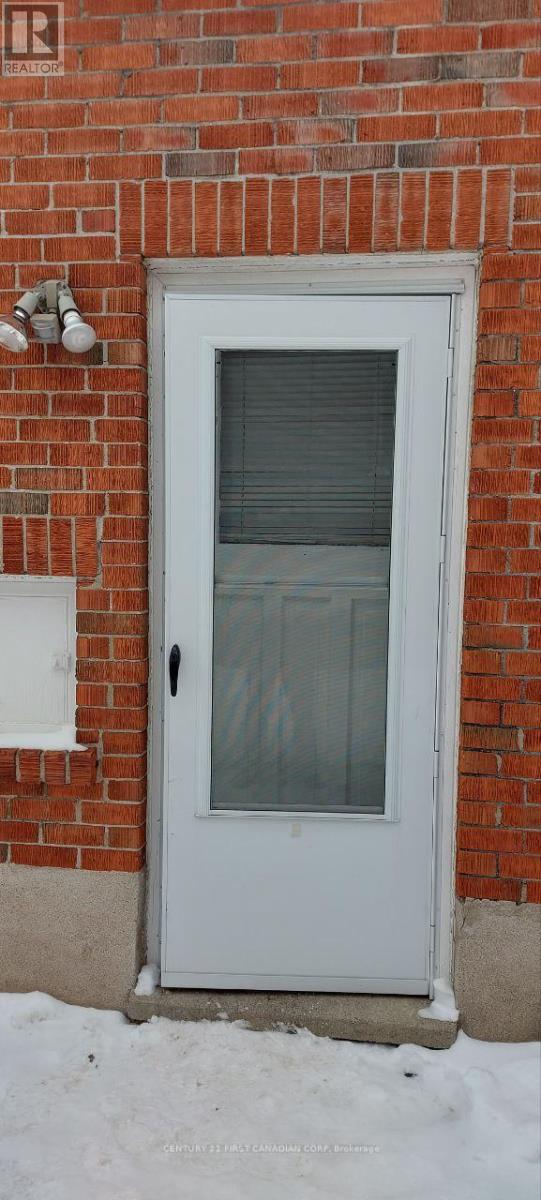 111 Lincoln Place, London South, Ontario  N6C 2C3 - Photo 2 - X12639292