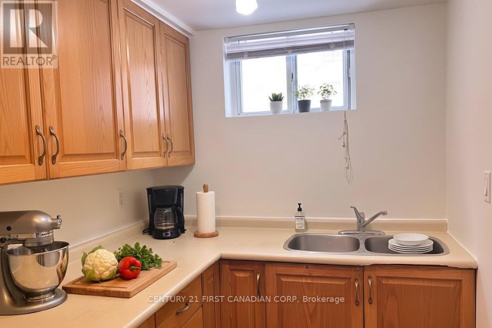 111 Lincoln Place, London South, Ontario  N6C 2C3 - Photo 4 - X12639292