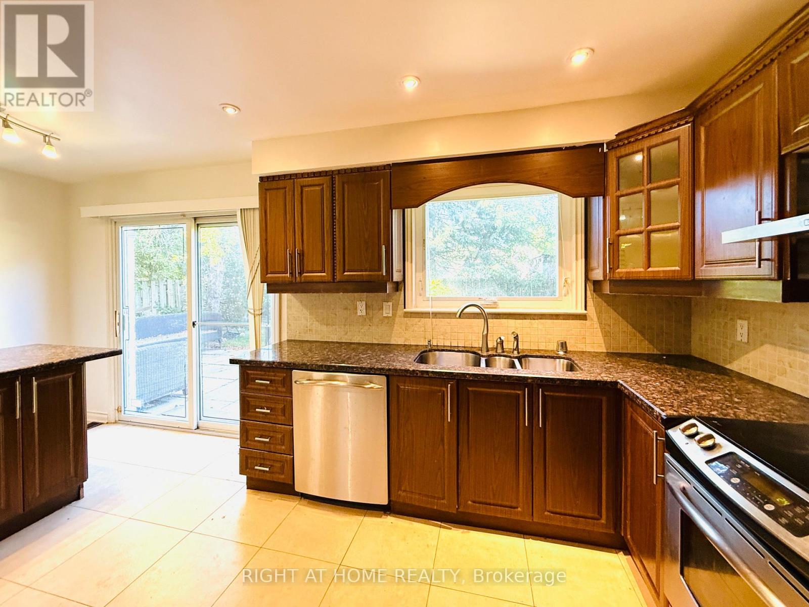 40 Rockland Drive, Toronto, Ontario  M2M 2Y9 - Photo 5 - C12660622