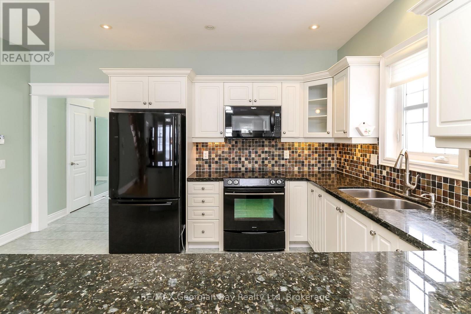 210 Wyecliffe Cove, Tay, Ontario  L0K 2A0 - Photo 14 - S12660812