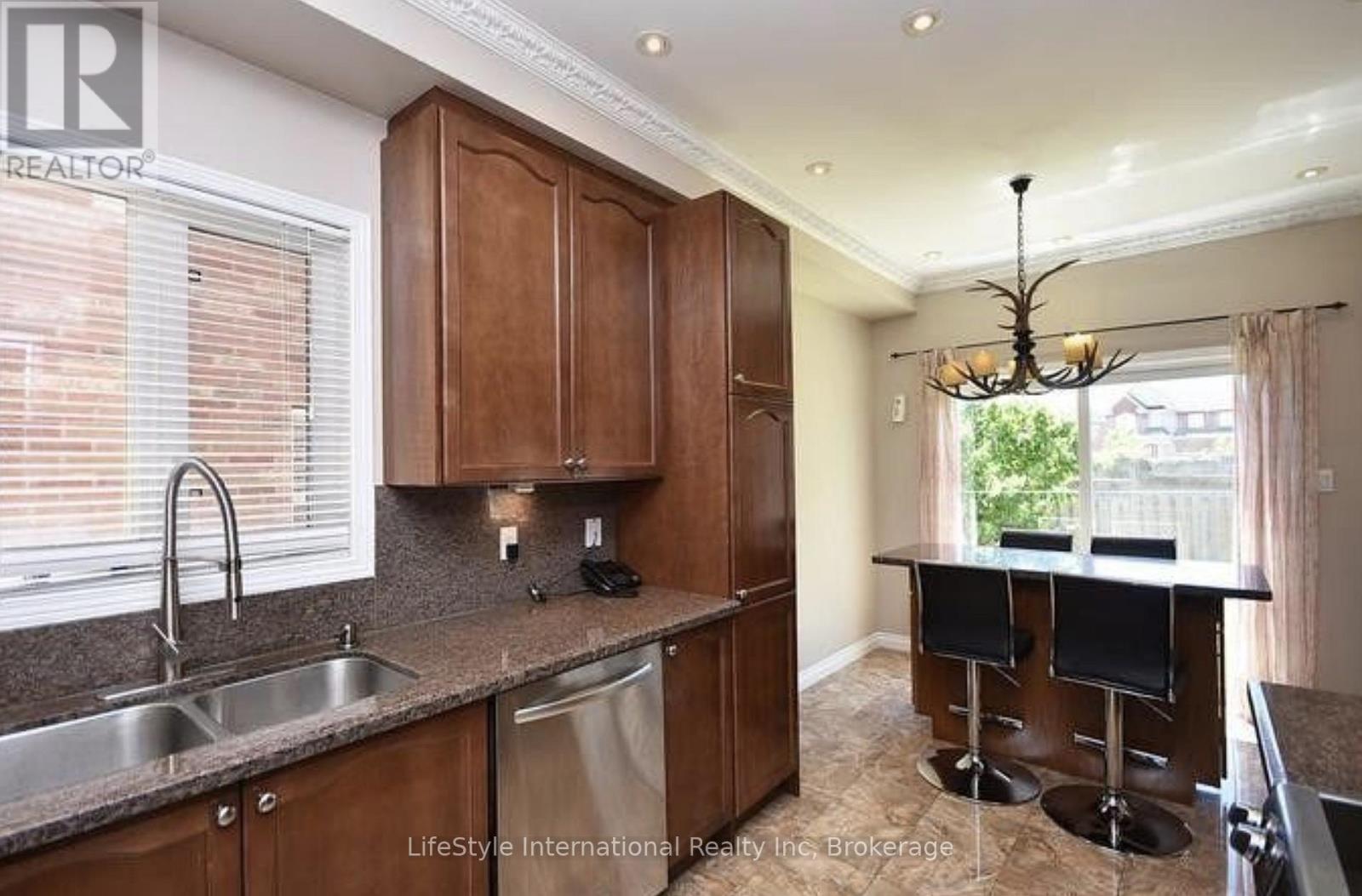 3364 Chief Mbulu Way, Mississauga, Ontario  L5M 0H7 - Photo 9 - W12584092