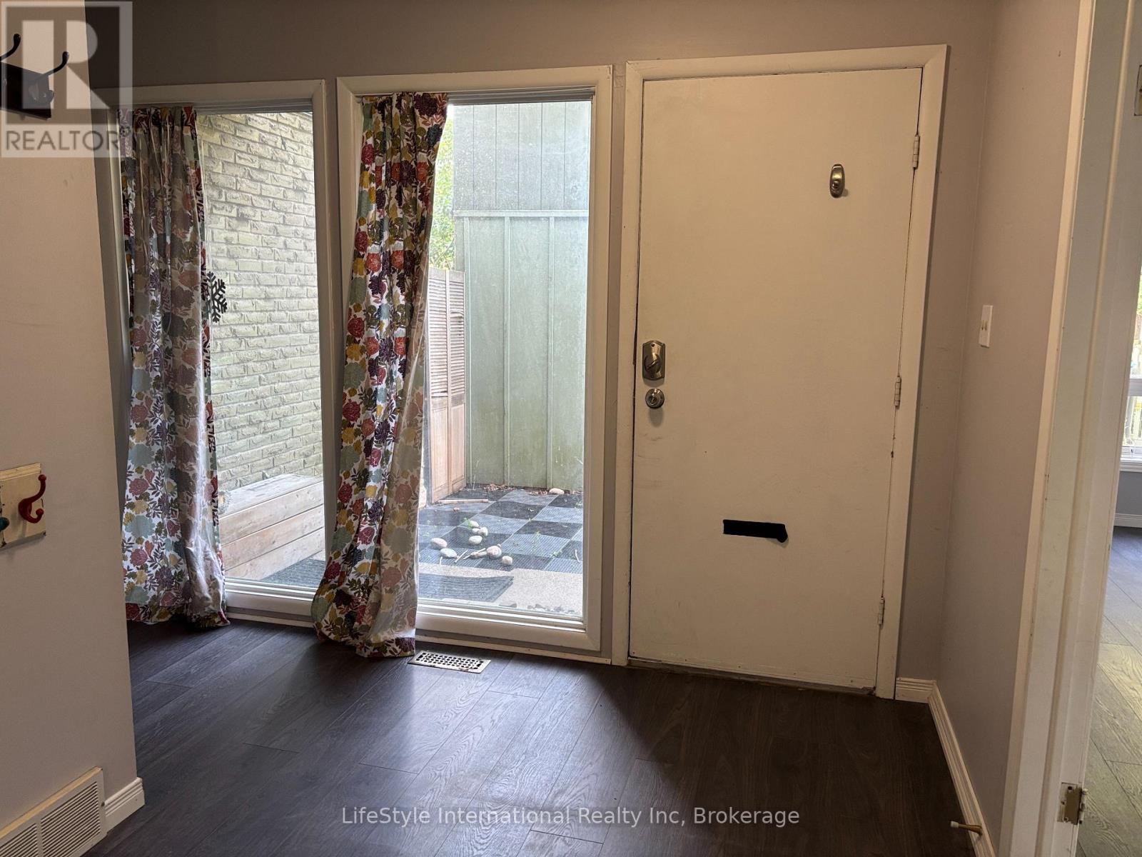 322 Scottsdale Drive, Guelph, Ontario  N1G 2K8 - Photo 5 - X12309305