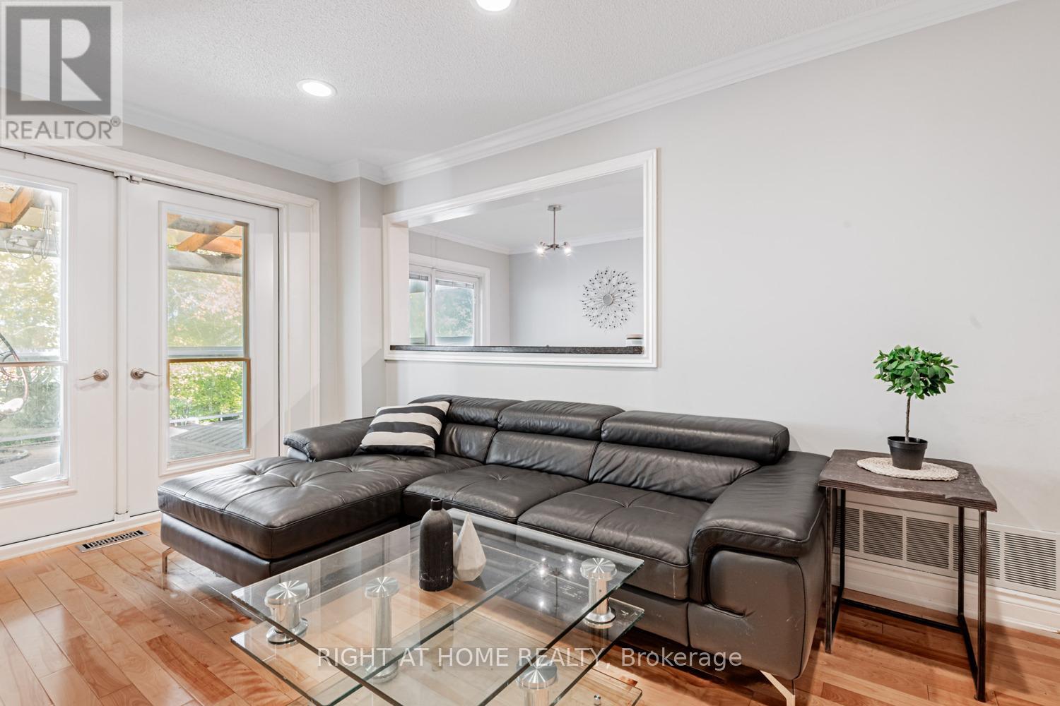 16 Marchwood Crescent, Richmond Hill, Ontario  L4C 8M7 - Photo 10 - N12660628