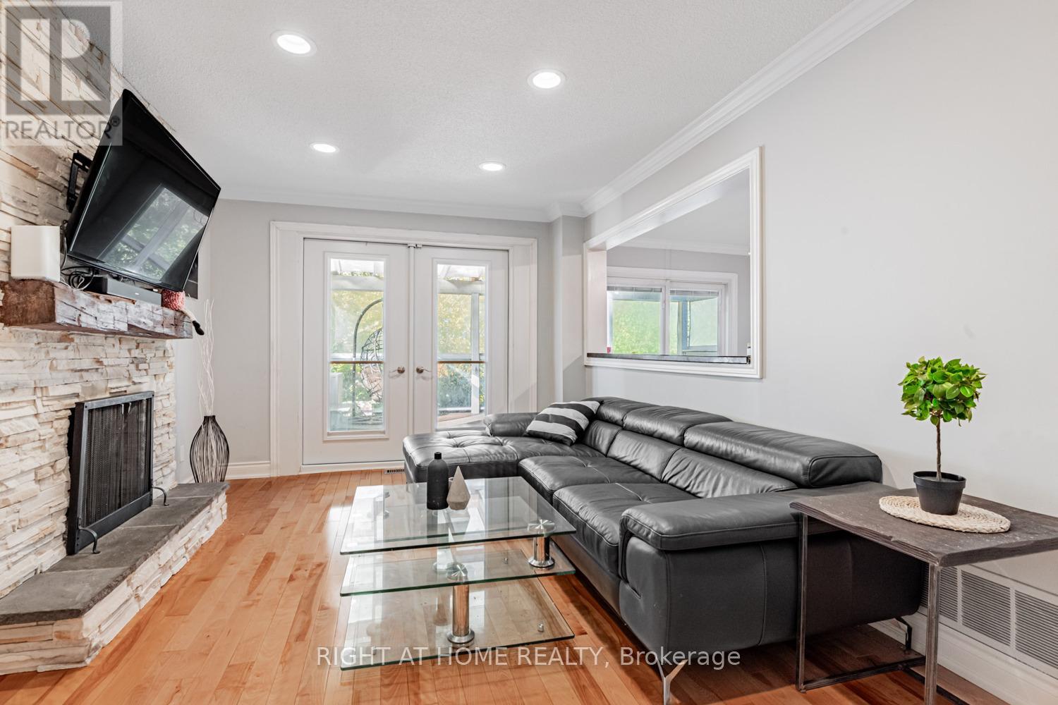 16 Marchwood Crescent, Richmond Hill, Ontario  L4C 8M7 - Photo 11 - N12660628