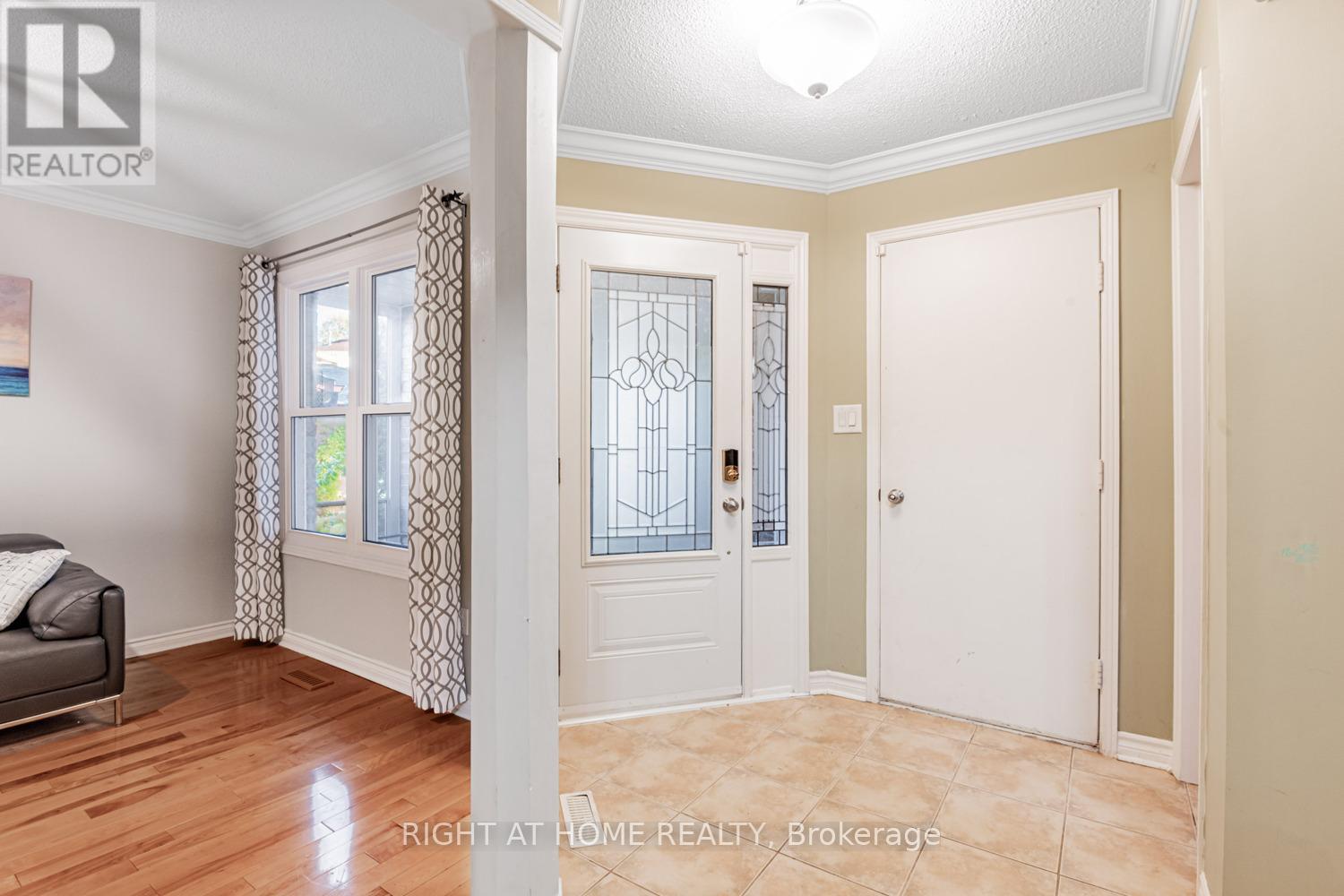 16 Marchwood Crescent, Richmond Hill, Ontario  L4C 8M7 - Photo 2 - N12660628