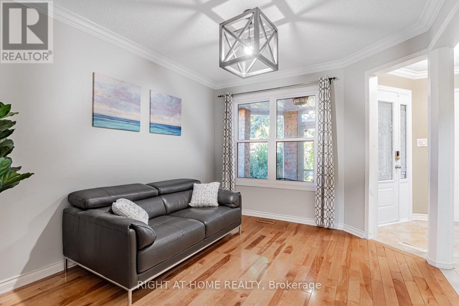 16 Marchwood Crescent, Richmond Hill, Ontario  L4C 8M7 - Photo 3 - N12660628