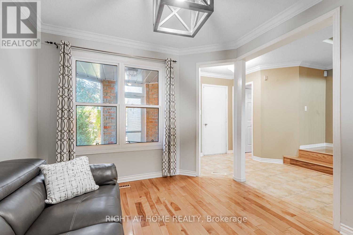 16 Marchwood Crescent, Richmond Hill, Ontario  L4C 8M7 - Photo 4 - N12660628