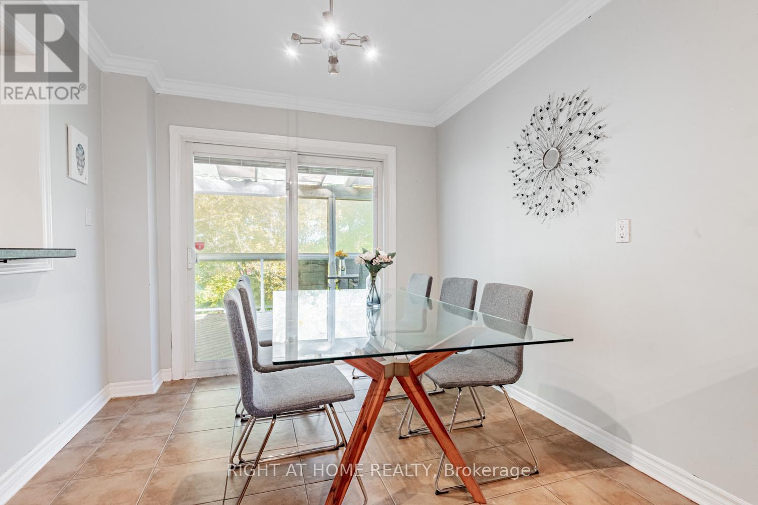 16 Marchwood Crescent, Richmond Hill, Ontario  L4C 8M7 - Photo 9 - N12660628